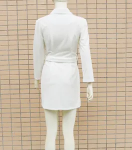 Vista posteriore di un abito blazer bianco aderente con maniche lunghe e revers
