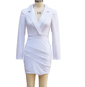Dettaglio vestito bianco con colletto blazer, maniche lunghe e gonna a pieghe