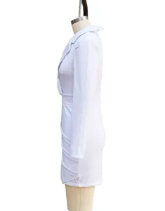 Vista laterale dell'abito blazer bianco a maniche lunghe con gonna drappeggiata.