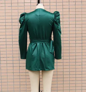 Rückansicht von smaragdgrünem PU-Leder-Minikleid mit Puffärmeln und Gürteldetail