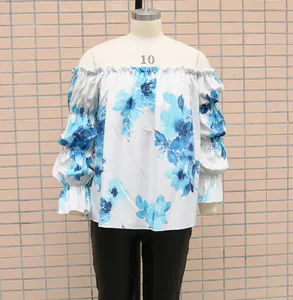 Blouse d'été à fleurs à épaules dénudées et manches bouffantes sur mannequin