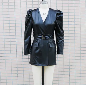 Detailansicht eines eleganten schwarzen PU-Lederkleids mit V-Ausschnitt und Gürtel