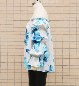Vue latérale d'un chemisier à fleurs à épaules dénudées et manches bouffantes