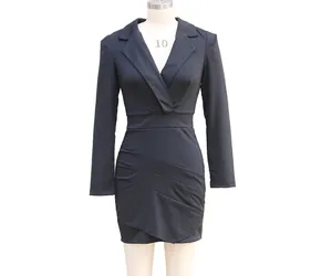 Vista frontale di un abito bodycon nero a maniche lunghe con collo a blazer su manichino