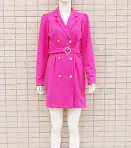 Vista frontale di un abito blazer fucsia con maniche a sbuffo e bottoni dorati
