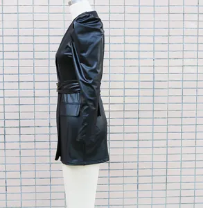Seitenansicht eines eleganten schwarzen PU-Leder-Kleides mit Puffärmeln und Gürtel