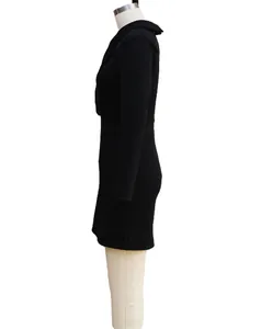 Dettaglio laterale di un abito aderente nero a maniche lunghe con collo blazer su manichino