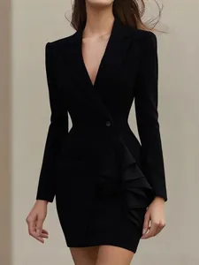 Elegantes schwarzes langärmliges Blazerkleid mit einzigartigem Rüschenbesatz an der Seite