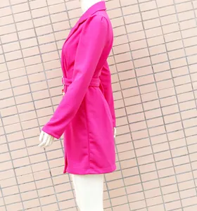 Vista laterale di un abito blazer fucsia slim-fit con maniche a sbuffo e collo a revers.