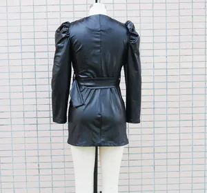 Detailansicht der Rückseite eines schwarzen PU-Leder-Minikleids mit Puffärmeln und Gürtel