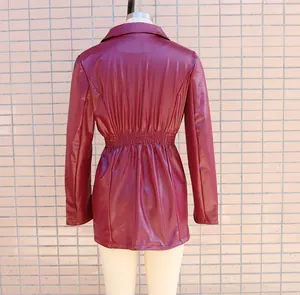 Detailansicht der Rückseite einer burgunderroten Kunstlederjacke mit elastischer Taille