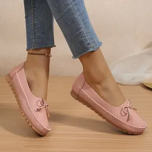 Vista dettagliata di mocassini rosa da donna con fiocco decorativo e design slip-on