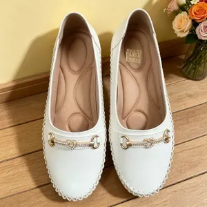 Mocasines blancos elegantes para mujer con hebilla dorada en forma de corazón