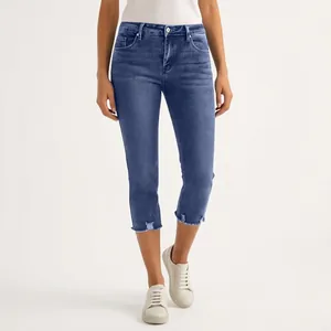 Détail du jean court slim pour femme avec ourlet brut dans un délavage bleu clair