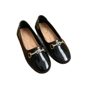 Elegantes bailarinas de charol negro para mujer con hebilla de corazón y pedrería.