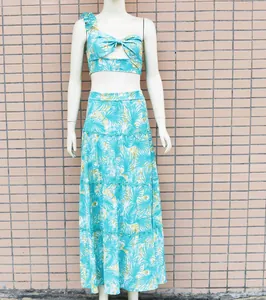 Detailansicht eines zweiteiligen Sets mit Tropenprint, One-Shoulder-Top und Stufenrock