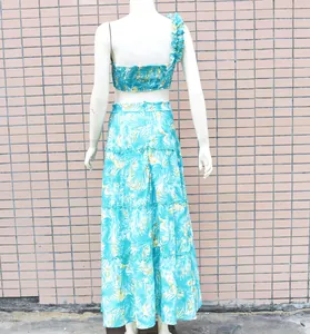 Rückansicht eines zweiteiligen Sets mit Tropenmuster, One-Shoulder-Top und Stufenrock