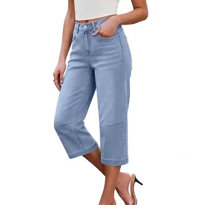 Vue détaillée du jean court bleu clair à jambe large pour femme avec taille haute