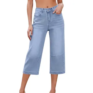 Jean court en denim bleu clair pour femme à jambe large avec une coupe décontractée chic