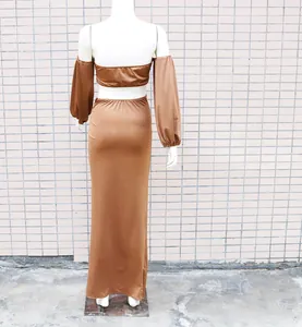 Rückansicht eines braunen sexy Maxikleids mit Cut-Outs und langen Ärmeln aus Satin.