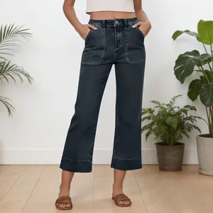 Détail du jean ample raccourci pour femme en gris anthracite avec grandes poches