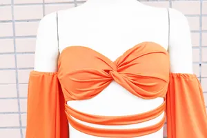 Detailansicht des orangefarbenen, sexy, hohl ausgeschnittenen, hochelastischen Kleides