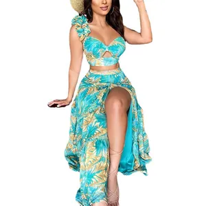 Zweiteiliges Set mit Tropenprint, One-Shoulder-Top und Maxirock mit hohem Schlitz.