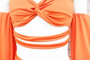 Detailansicht eines sexy leuchtend orangen schulterfreien Bodycon-Kleides mit Taillenausschnitt