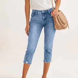 Jean court bleu clair ajusté pour femme avec un ourlet effiloché très élégant.