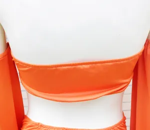 Detailansicht der Rückseite eines orangefarbenen schulterfreien Bodycon-Kleids auf Puppe