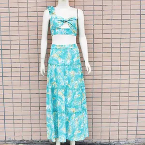 Sommerliches zweiteiliges Set mit tropischem Blattmuster, One-Shoulder-Top und Maxirock