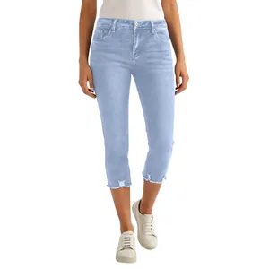Vue de face d'un jean en denim court extensible bleu clair pour femme avec ourlets