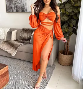 Detaillierte Ansicht des sexy orangefarbenen Zweiteilers mit schulterfreiem Crop-Top