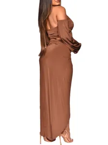 Detailansicht eines sexy braunen Zweiteilers mit schulterfreiem Top und Maxirock.
