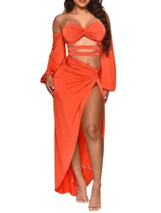Oranges schulterfreies Maxikleid mit Ausschnitten, hohem Schlitz und langen Ärmeln