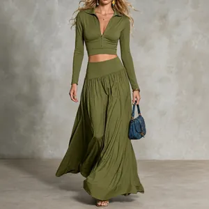 Σετ δύο τεμαχίων λαδί με μακρυμάνικο crop top και μακριά ρέουσα φούστα μάξι.