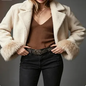 Schicke cremefarbene Kunstpelzjacke mit flauschigen Bündchen und klassischem Revers.