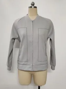 Détail montrant les coutures en zigzag sur cette élégante veste en laine grise.
