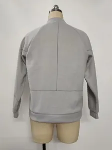 Vue arrière d'un manteau élégant en imitation laine gris clair avec coutures zigzag