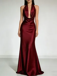 Elegante bordeauxrode satijnen avondjurk met halternek en diepe gedrapeerde hals