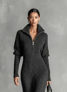Gros plan d'une combinaison en tricot côtelé gris anthracite à manches longues et demi-zip