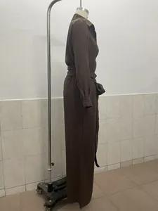 Zijaanzicht van bruine set met revers-top en broek met hoge taille.
