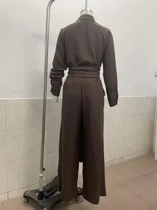 Gedetailleerd achteraanzicht van een bruine top met lange mouwen en hoge taille broek set