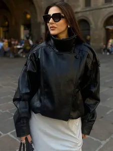 Nahaufnahme einer modischen, locker sitzenden schwarzen PU-Leder-Bikerjacke mit Stehkragen