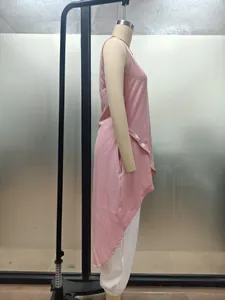 Completo elegante con top rosa asimmetrico senza maniche e pantaloni bianchi donna.