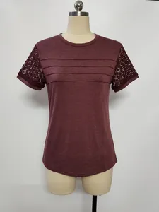Elegante maglietta bordeaux a maniche corte con pizzo traforato e dettagli pieghe