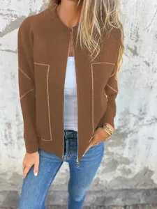 Gros plan d'une veste marron aspect laine pour femme avec fermeture éclair et coutures.