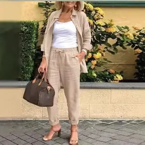 Lässiges beiges zweiteiliges Set mit Reversjacke und lockerer Hose für Damen Mode