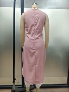Vista posteriore dettagliata di un abito midi rosa senza maniche con tasche su un manichino
