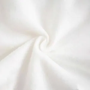 Vista macro dettagliata della morbida fodera in pile bianco per felpe a girocollo
